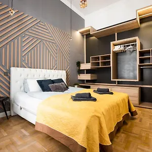 https://deluxe-quentin-home-next-to-the-fashion-street.inbudapesthotels.com